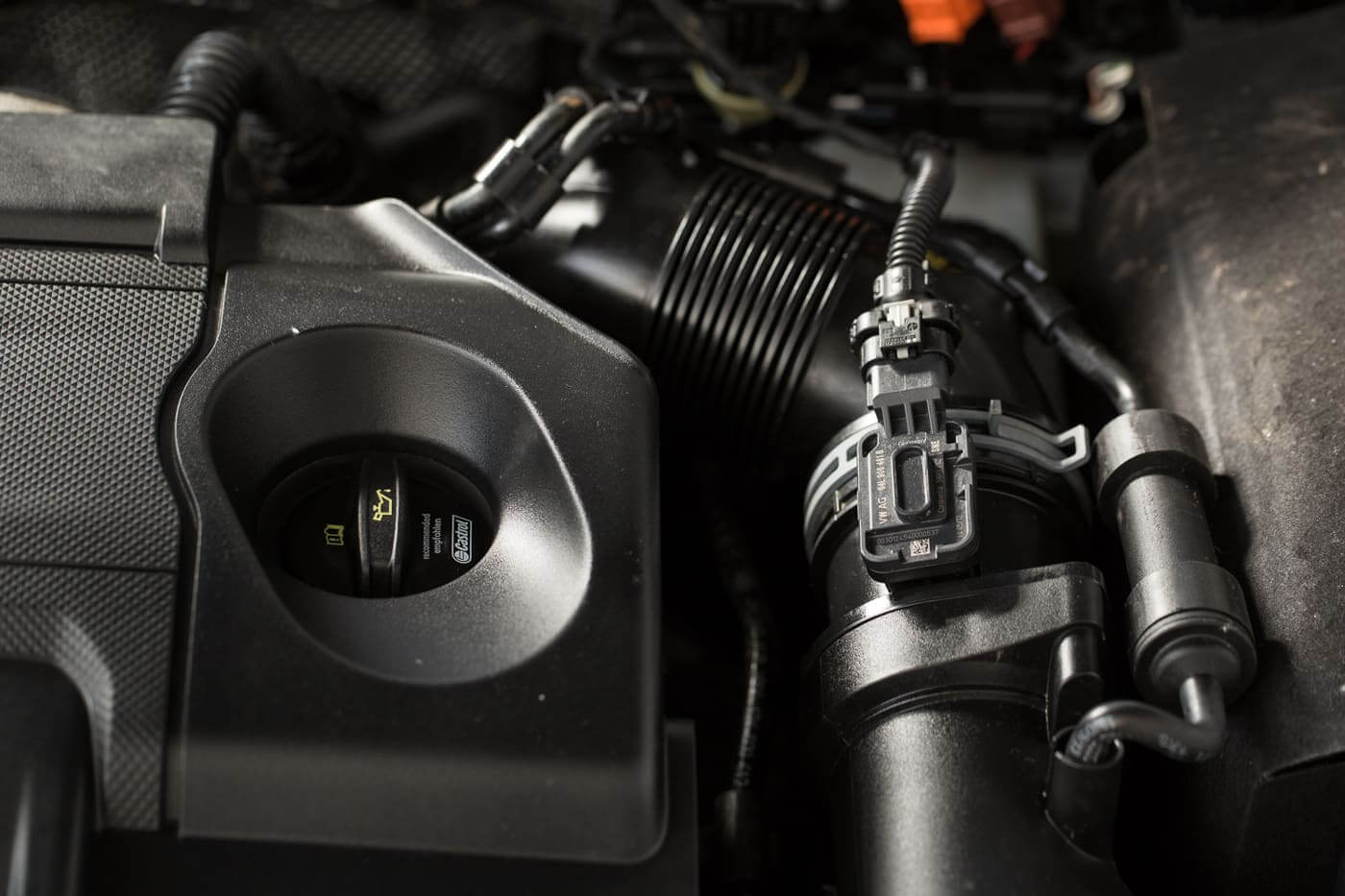 Öleinfülldeckel am Motor eines Auto