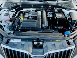 Octavia Combi weiß Motorraum