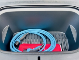 Tesla Model Y weiß - Ladekabel