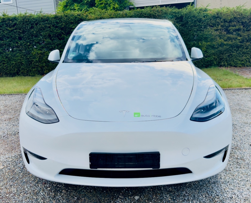 Tesla Model Y weiß - vorn